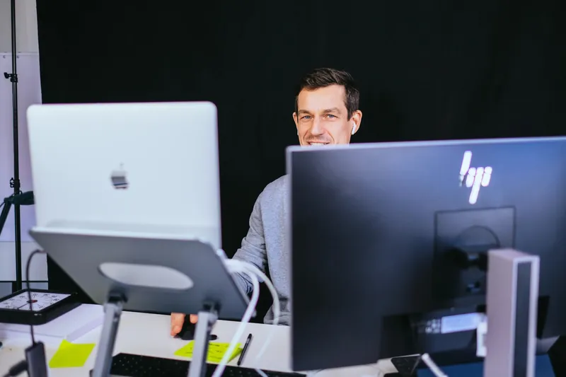 Alexander Sattler an seinem Arbeitsplatz